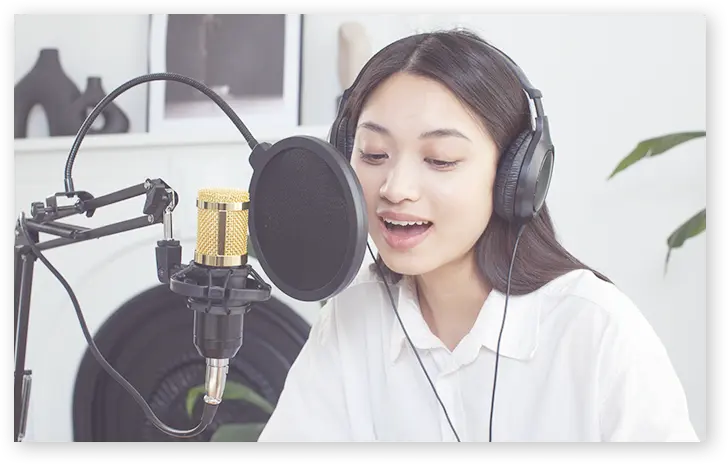 声を収録する女性