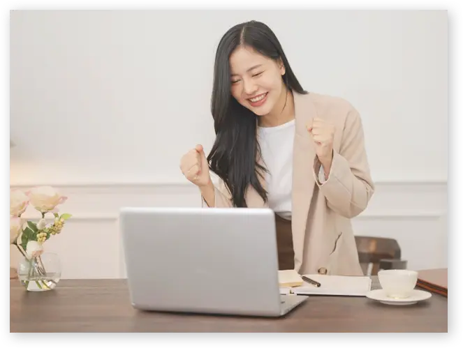 ガッツポーズする女性