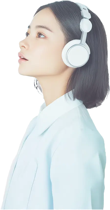 ヘッドホンをする女性